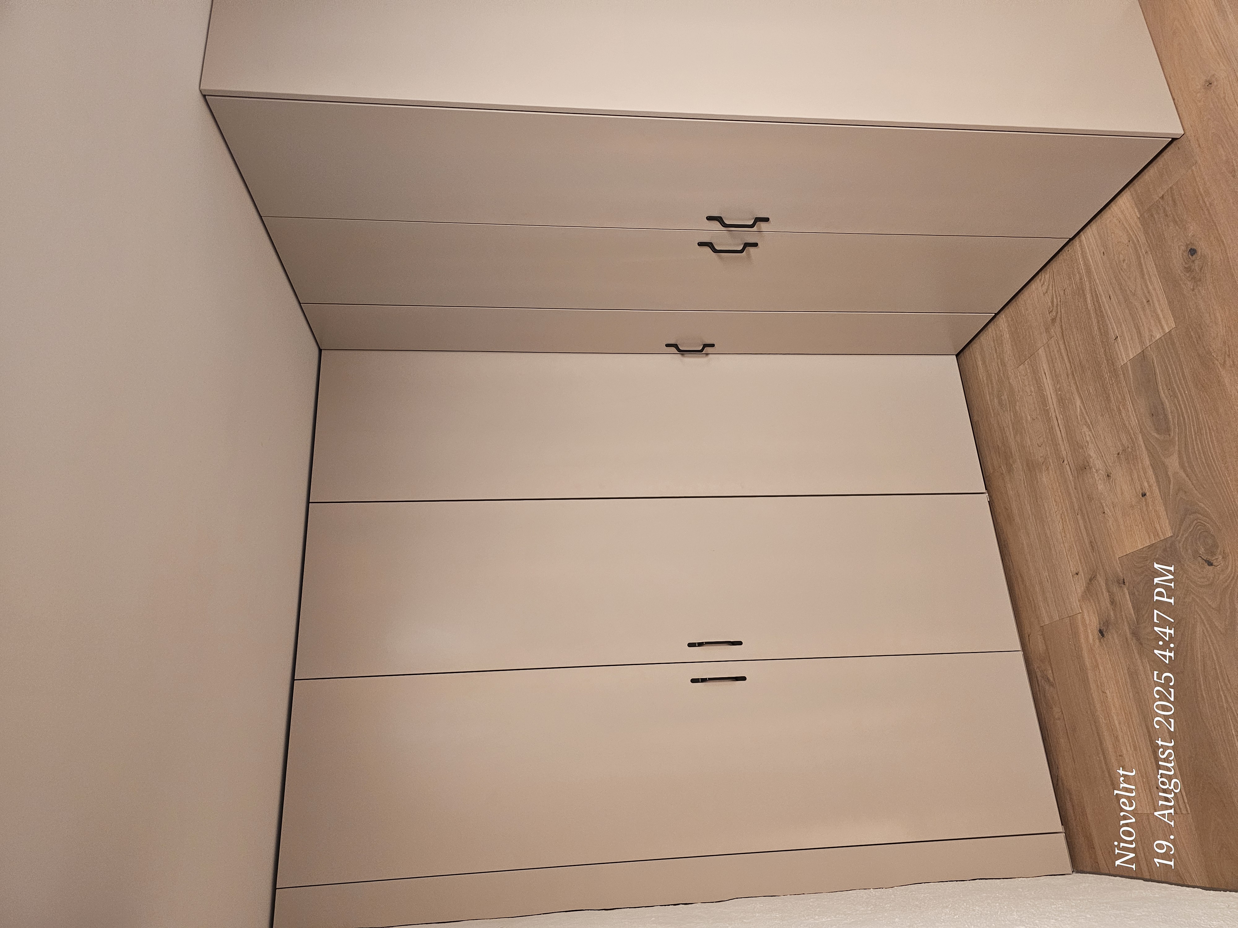 Einbauschrank beige Eckschrank mit schwarzen Griffen – RT Möbelschreinerei Regensdorf