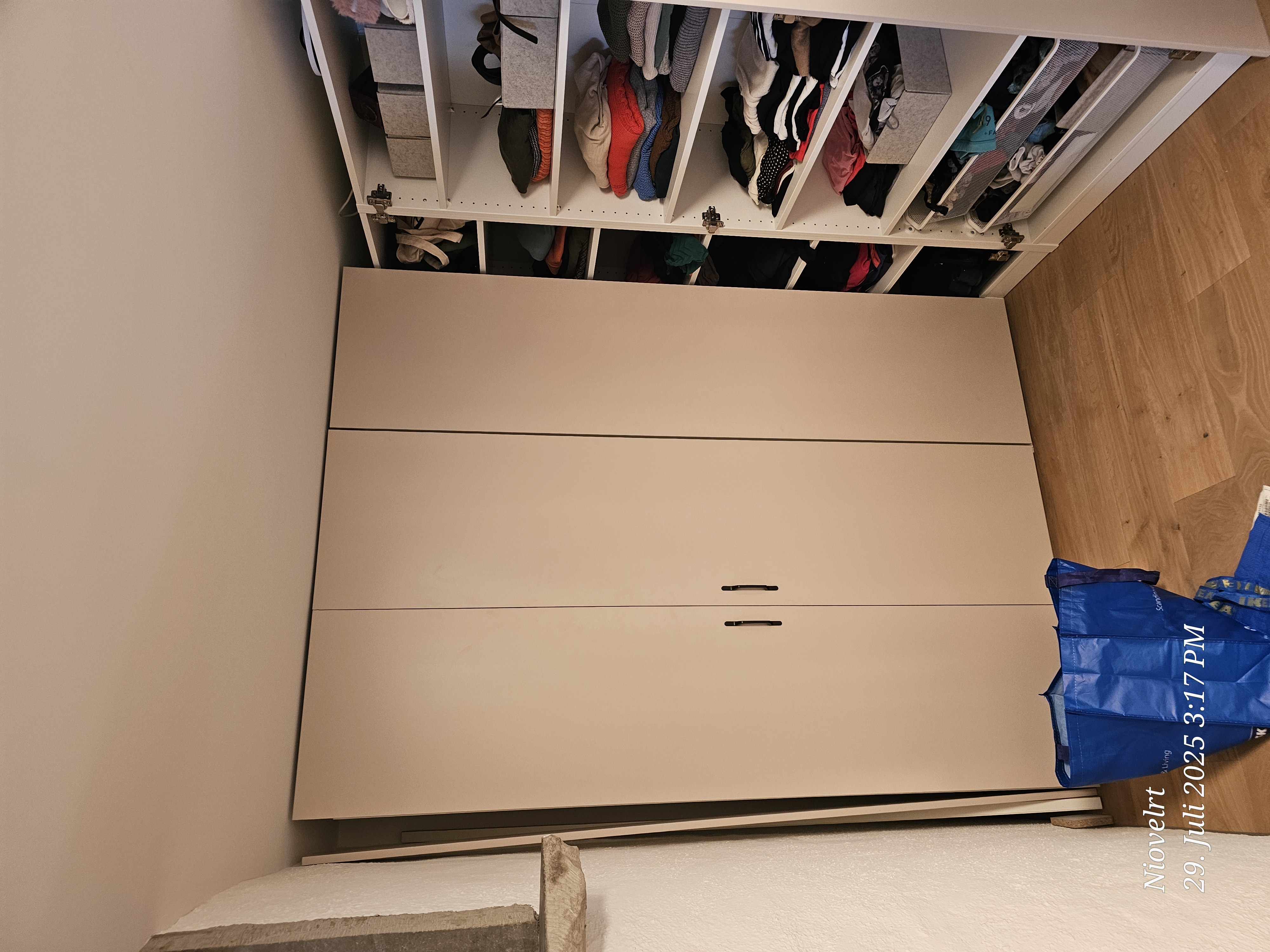 Einbauschrank beige offen mit Regalböden – RT Möbelschreinerei Regensdorf
