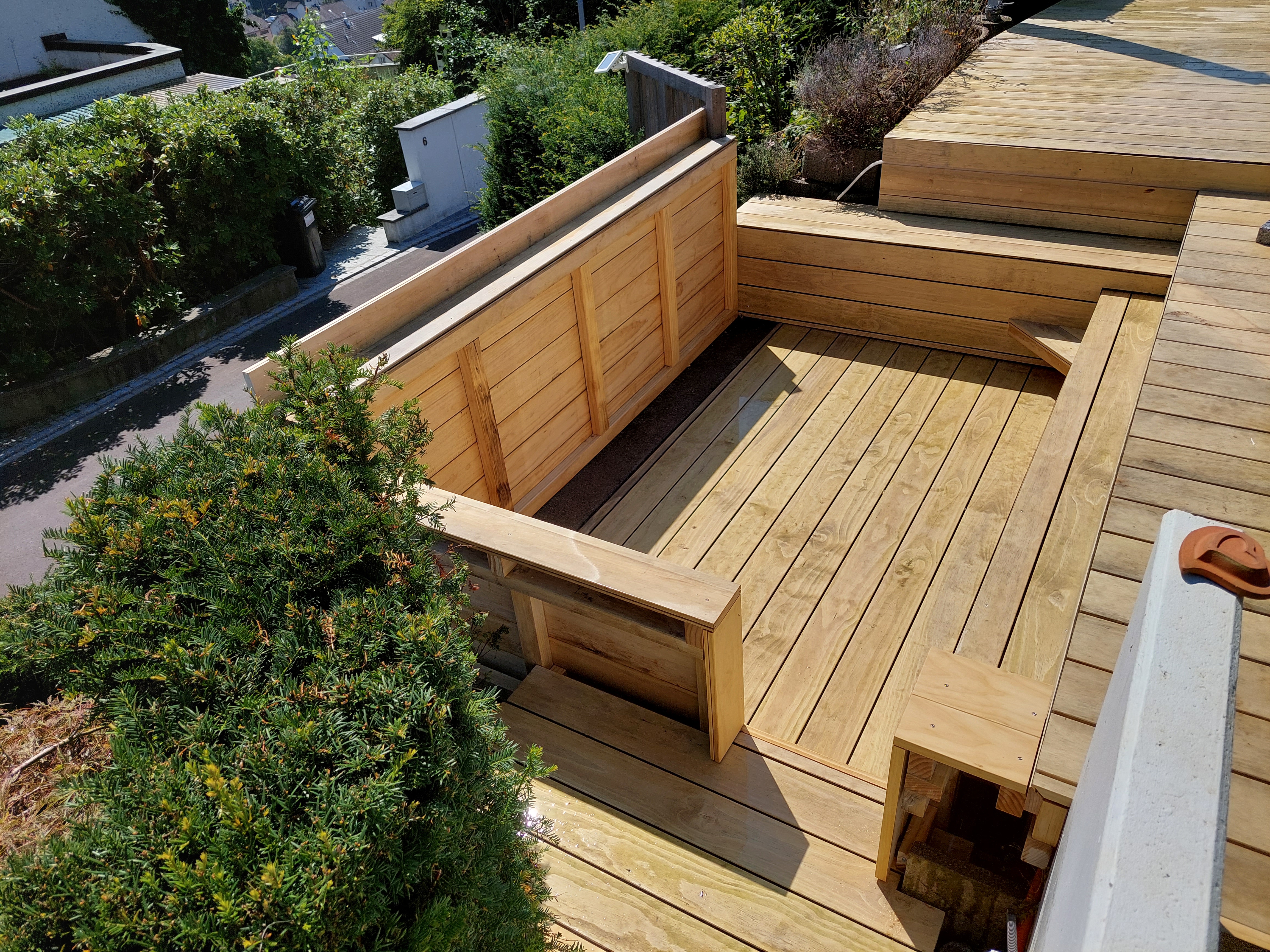 Accoya-Terrasse mit integrierter Holzsitzbank – RT Möbelschreinerei Regensdorf