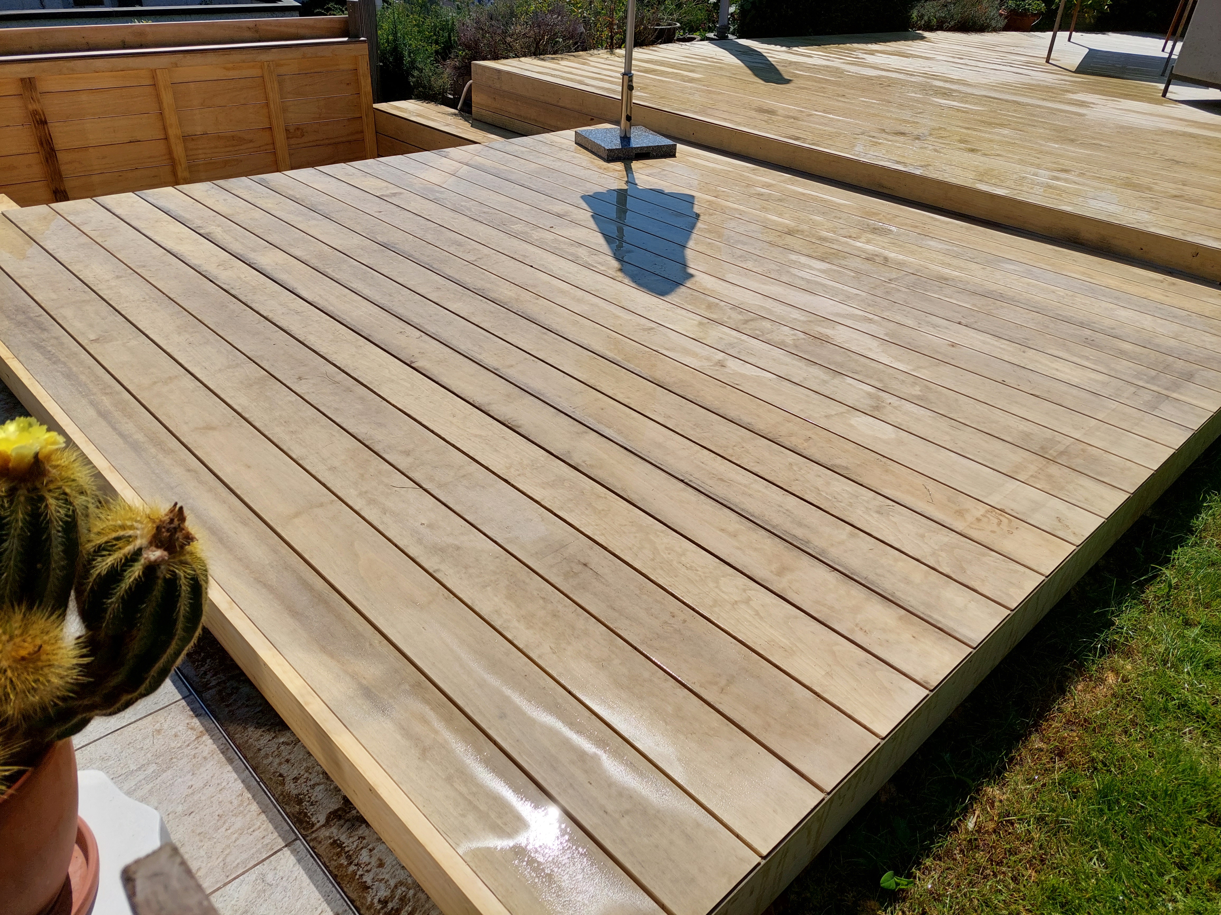 Accoya-Terrasse Gesamtansicht mit mehrstufigem Aufbau – RT Möbelschreinerei Regensdorf