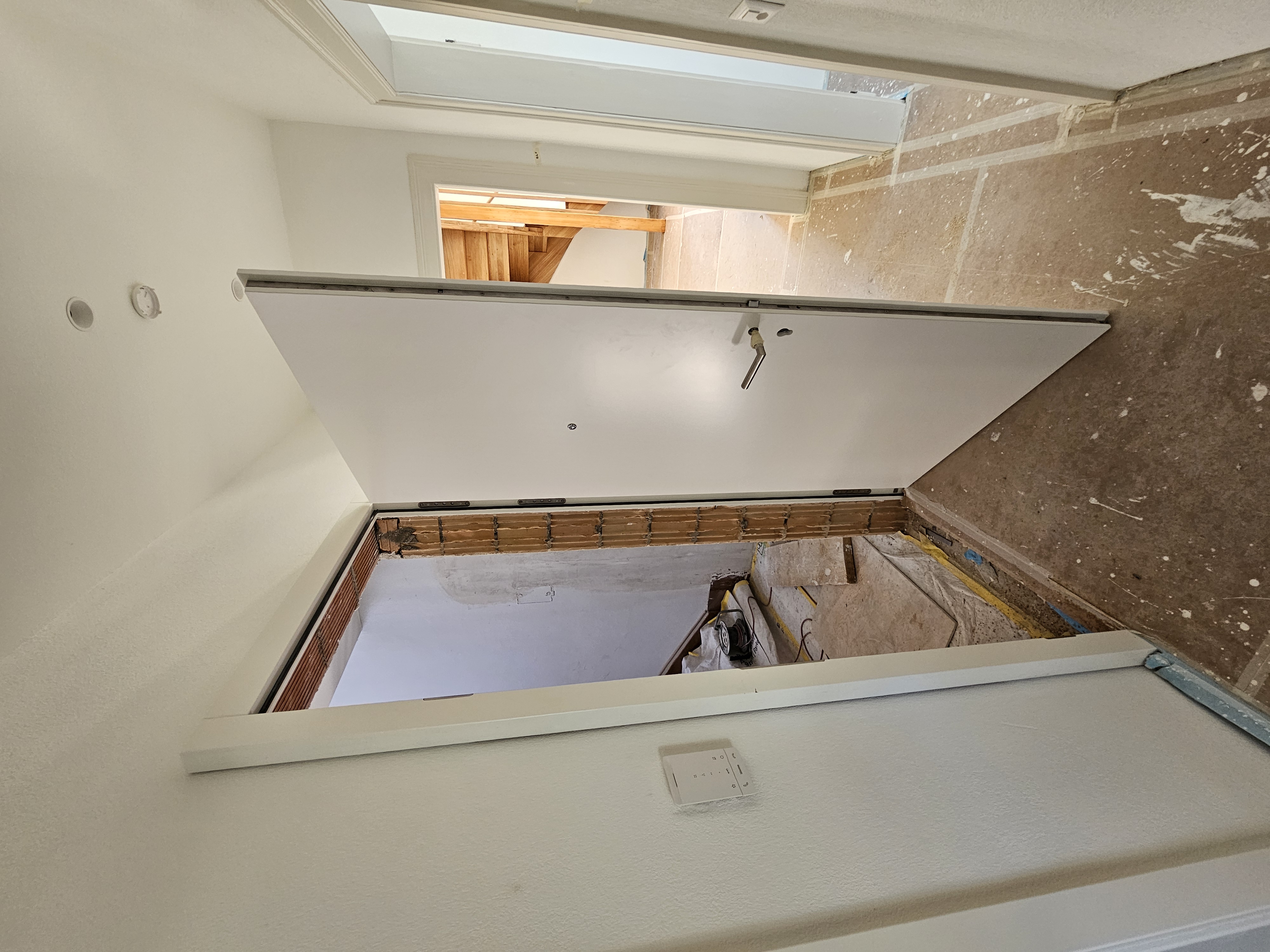 Wohnungseingangstür weiss Einbau – RT Möbelschreinerei Regensdorf
